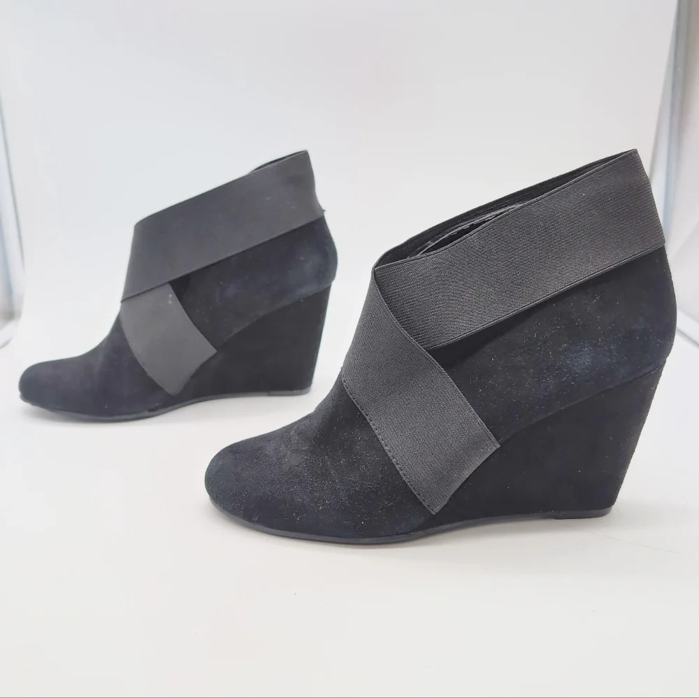 Elegant BCBG Generation Sz 7 Black Wedge Ankle Boots